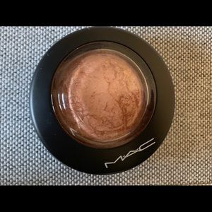 Mac mineralize skinfinish “Global glow”